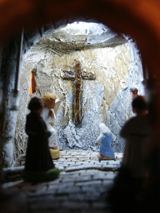 Intrieur de la petite glise place dans le chur de notre chapelle du prieur  La Croix Saint-Joseph . LArchange mesure 3 cm et la Sainte Vierge moins de 15 mm 