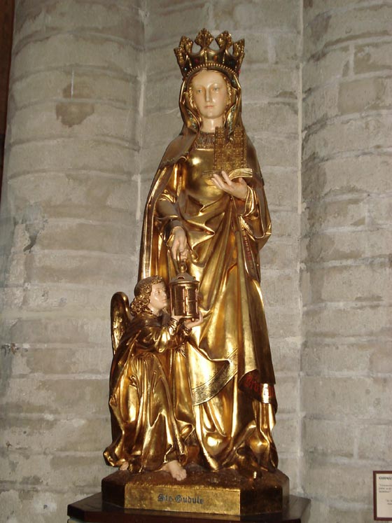 Statue dans la cathdrale Saint-Michel-et-Sainte-Gudule de Bruxelles.