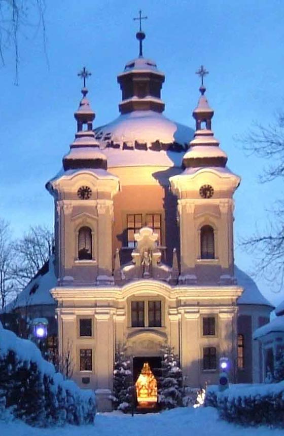 Vraie photographie de la faade de lglise de Christkindl en  hiver. Le timbre-poste de Nol 2006 nest pas plus anglique