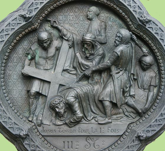 Troisi�me station : J�sus tombe pour la premi�re fois.