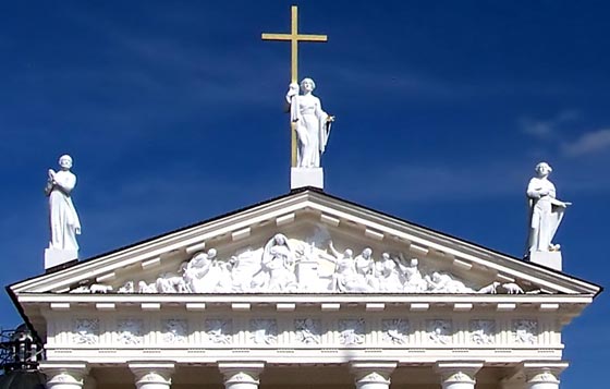  gauche saint Stanislas reprsentant la Pologne,   droite saint Casimir reprsentant la Lituanieet au centre sainte Hlne reprsentant la Russie.