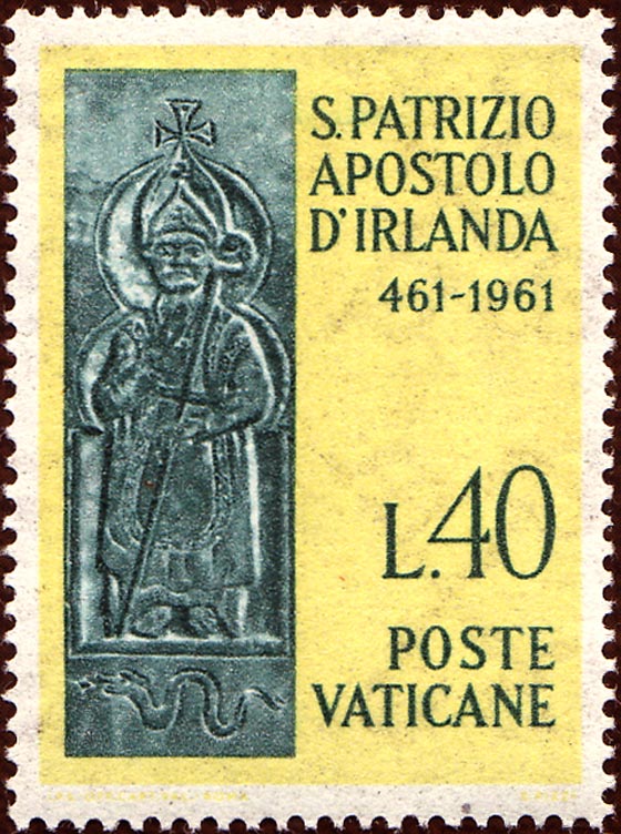 Saint Patrick en habits sacerdotaux avec mitre et crosse piscopalesreprsent sur une pierre tombaleau cimetire de Faughart en Irlande.
