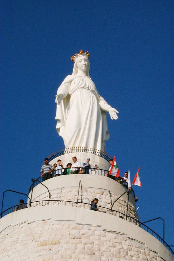 Ce sanctuaire a t construit en 1904 (inaugur en 1908), pour le 50e anniversaire de la proclamation du dogme de lImmacule conception, en lhonneur de la Reine du Liban.