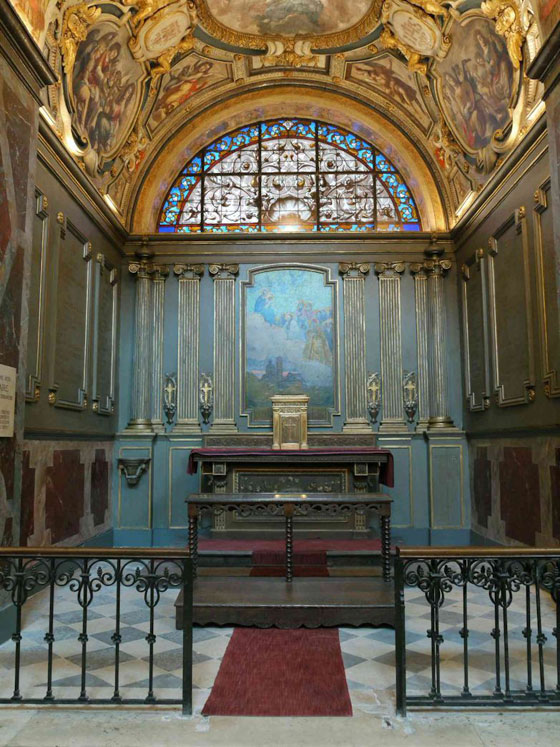 Le tableau du fond reprsente les Martyrs de septembre accueillis au Ciel.