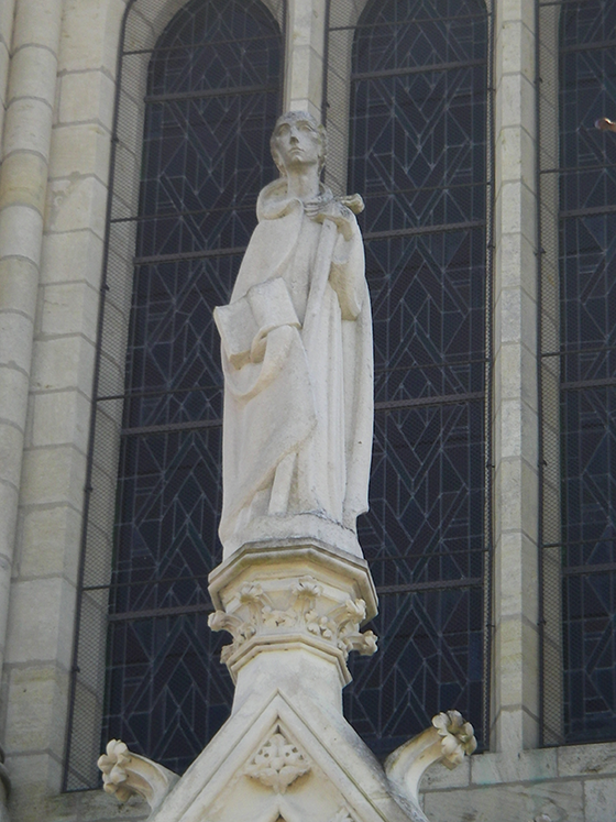 Statue de saint Martin de Vertou place au sommet du tympan de l