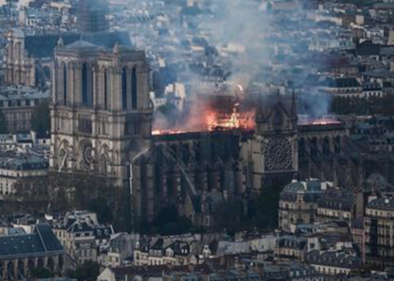 La flche et toute la toiture se sont effondrs.