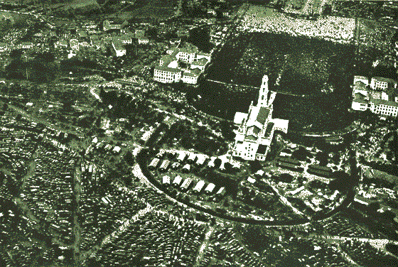 Vue arienne de la Cova da Iria, le 13 octobre 1951,deux heures avant la Messe pontificale avec la foule qui s