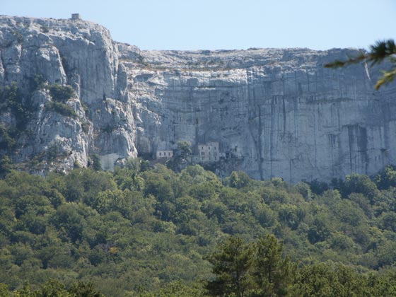 Au centre, au-dessus de la limite des arbres : l