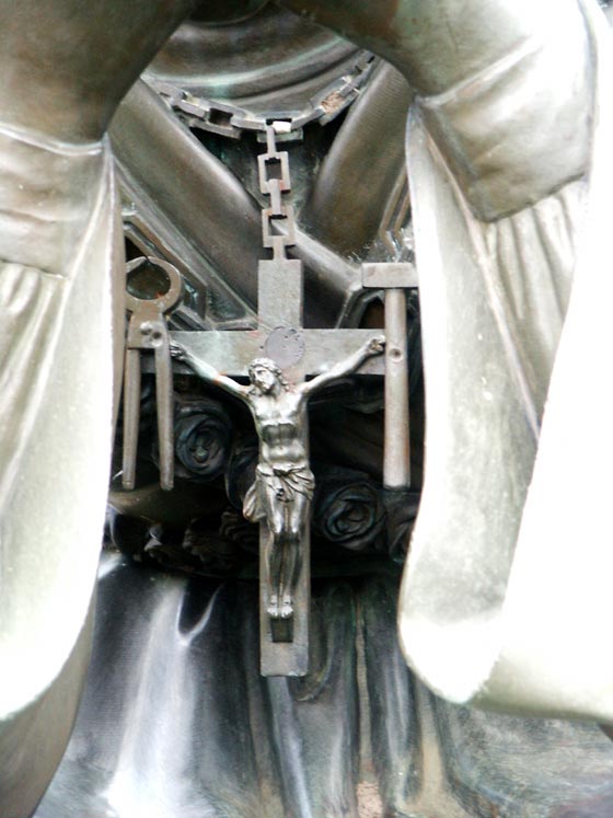 Croix place sur la poitrine de la Sainte Vierge pendant l