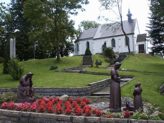 Le site allemand ( Merazhofen (1) prs Allgu, au sud de Leutkirch) de Notre-Dame de La Salette reproduisant, en un peu plus rduit, le site de lApparition. (1) En fait : Engerazhofen (voir Bulletin Dominical N 1278)