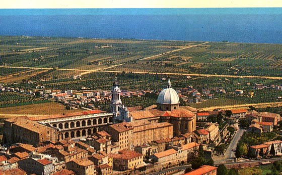 Vue arienne du Sanctuaire vers le nord-est et la mer Adriatique. La cit portuaire d