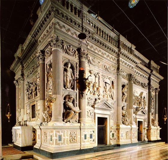 Le coffret en marbre enveloppant la sainte Maison.La faade de gauche regarde la nef.