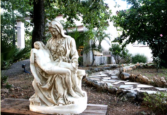 Piet du Prieur La Croix Saint-Joseph devant la chapelle.