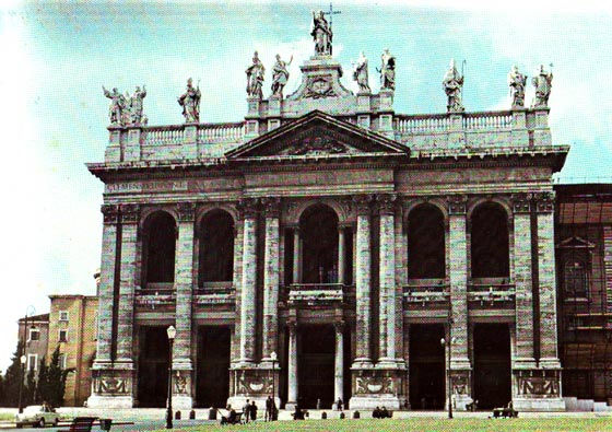 La cimaise baroque de la faade de la Basilique du Latran, sur laquelle sappuient les Docteurs de lglise, que domine,  plus de 50 mtres de haut, une colossale statue du Sauveur.   